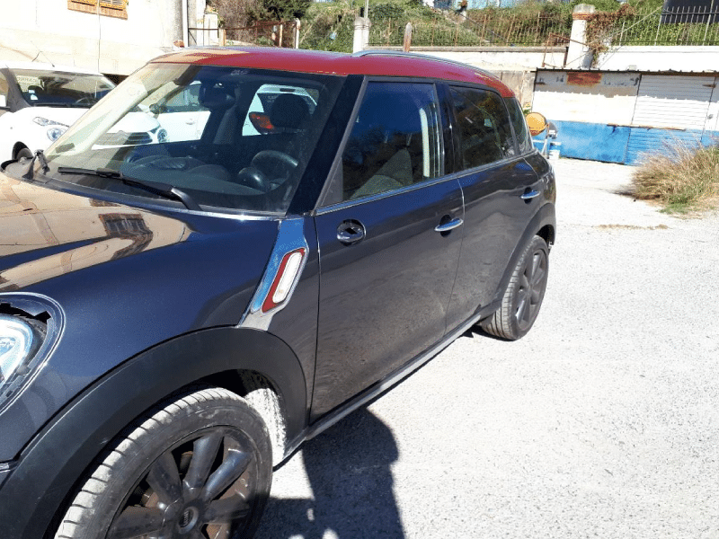 Voiture noire avec toit rouge.