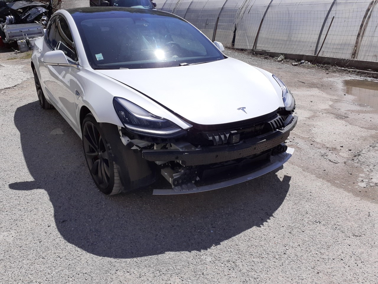 Voiture Tesla endommagée à l'avant