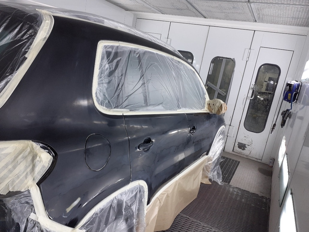 Vue de côté carrosserie voiture noire