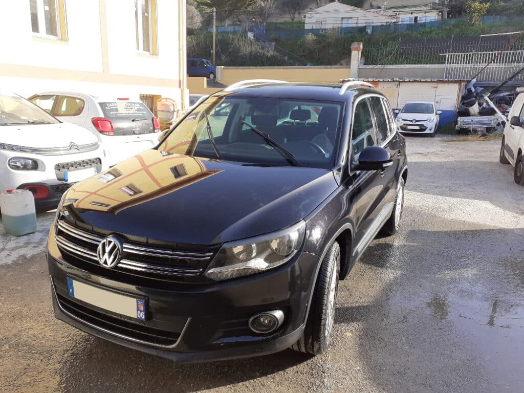 Voiture noire vue avant