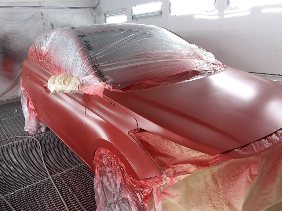 Voiture en peinture, préparation terminée.